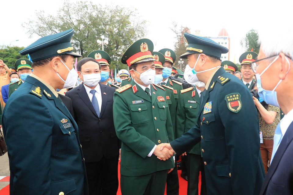 Bộ trưởng Quốc phòng Phan Văn Giang bắt tay các quan chức cấp cao quốc phòng Trung Quốc tại lễ đón đoàn Việt Nam. (Ảnh: Trọng Đức/TTXVN)