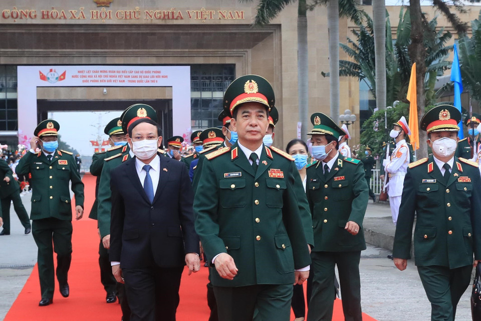 Bộ trưởng Quốc phòng Phan Văn Giang và các đại biểu trên cầu Bắc Luân sang Cửa khẩu Đông Hưng, Quảng Tây (Trung Quốc). (Ảnh: Trọng Đức/TTXVN)