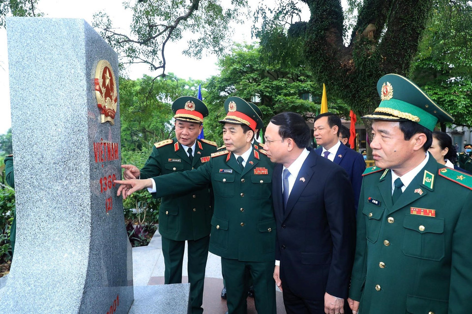 Bộ trưởng Quốc phòng Phan Văn Giang và các đại biểu thăm cột mốc Việt Nam. (Ảnh: Trọng Đức/TTXVN)