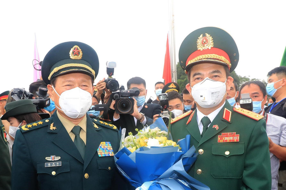 Bộ trưởng Quốc phòng Trung Quốc Ngụy Phượng Hòa (bên trái) đón Bộ trưởng Quốc phòng Phan Văn Giang. (Ảnh: Trọng Đức/TTXVN)