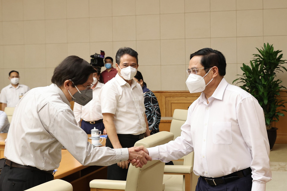 Thủ tướng Phạm Minh Chính và các đại biểu tại cuộc gặp. (Ảnh: Dương Giang/TTXVN)