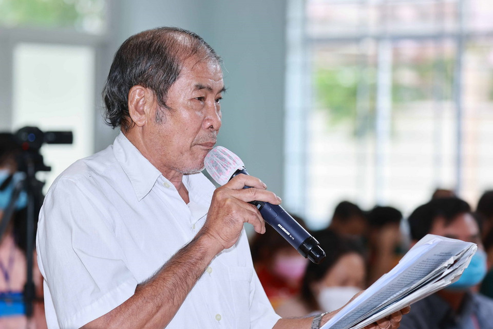 Cử tri Nguyễn Đức Hoà phát biểu tại hội nghị trực tuyến tiếp xúc giữa cử tri với người ứng cử đại biểu Quốc hội sáng 15/5, tại điểm cầu Phòng Giáo dục huyện Hóc Môn, sáng 15/5. (Ảnh: Thống Nhất/TTXVN)