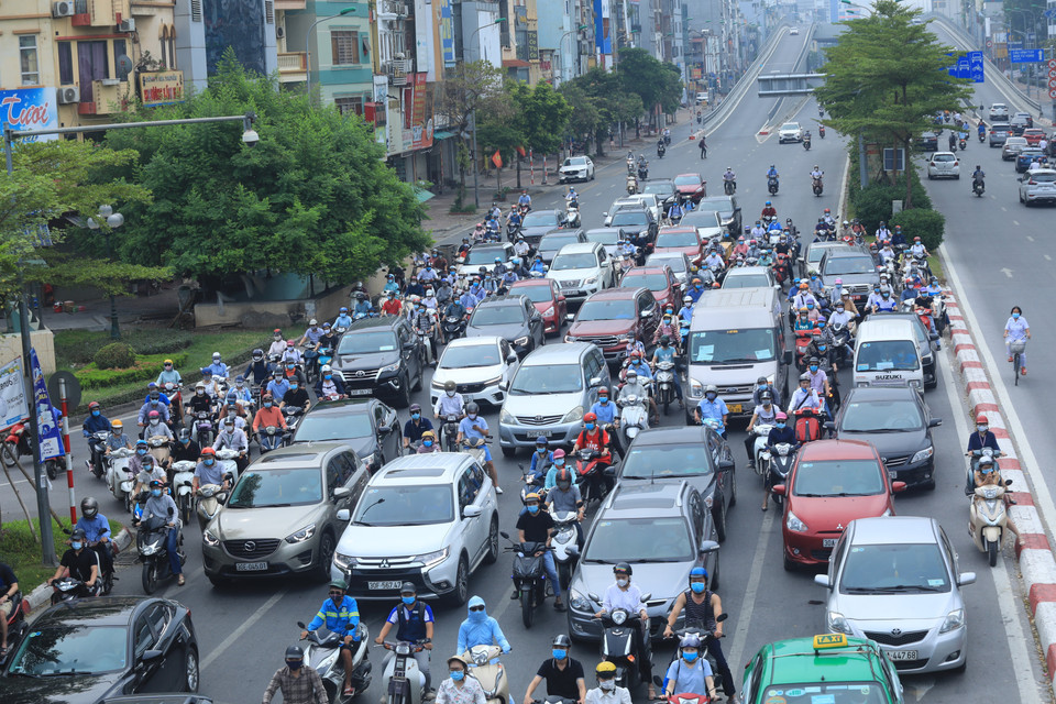 Vẫn còn tình trạng nhộn nhịp người ra đường vào sáng đầu tuần. (Ảnh: Tuấn Anh/TTXVN)
