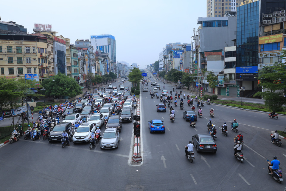 Ngã tư đường Láng-Trường Chinh vẫn nhộn nhịp người qua lại. (Ảnh: Tuấn Anh/TTXVN)