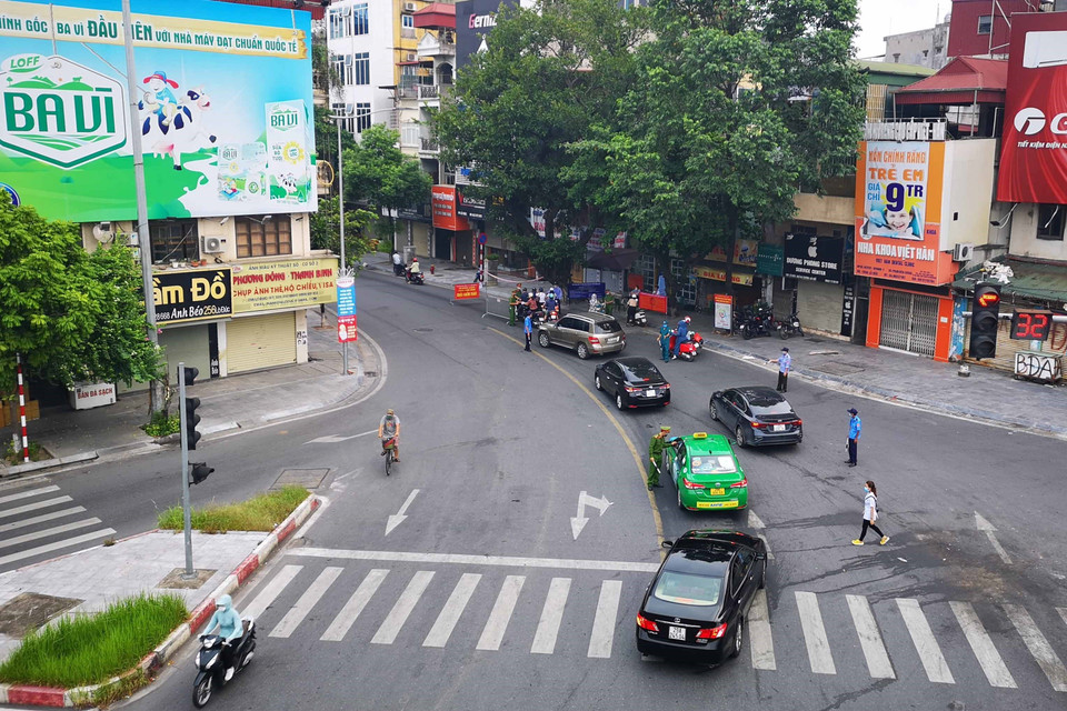 Chốt kiểm soát phòng chống dịch trên phố Lò Đúc (quận Hai Bà Trưng) kiểm tra giấy tờ, thông tin của người lưu thông trên phố. (Ảnh: Thanh Tùng/TTXVN)