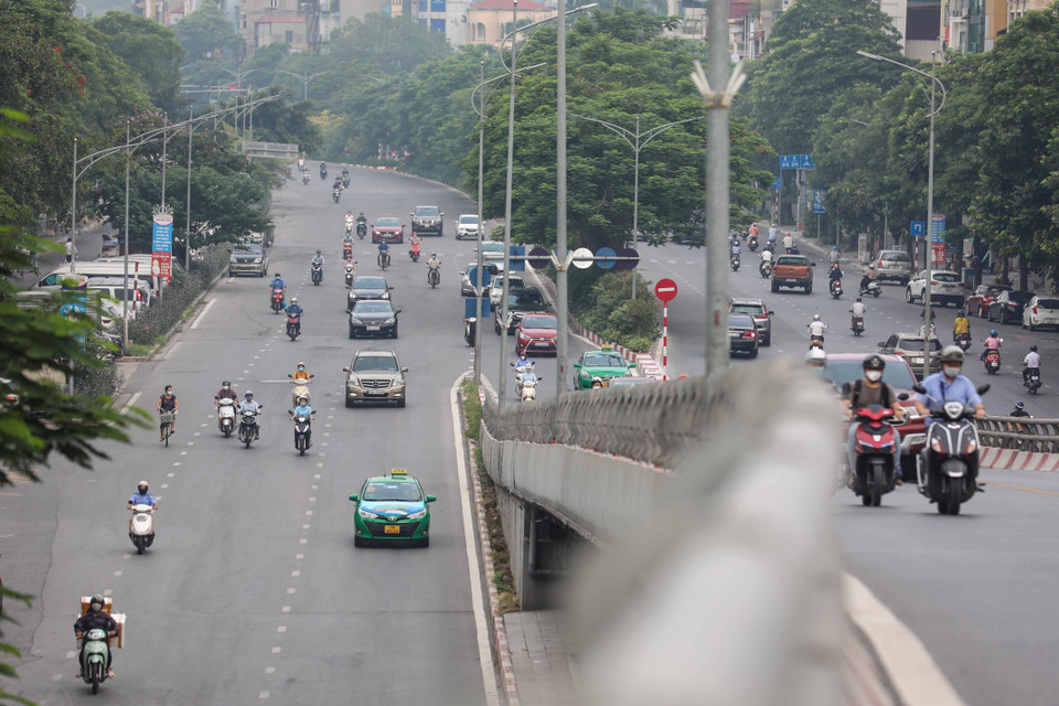 Đầu giờ sáng thứ Hai, ngày 9/8/2021, vẫn có đông người và phương tiện lưu thông trên phố Trần Khát Chân. (Ảnh: Thanh Tùng/TTXVN)