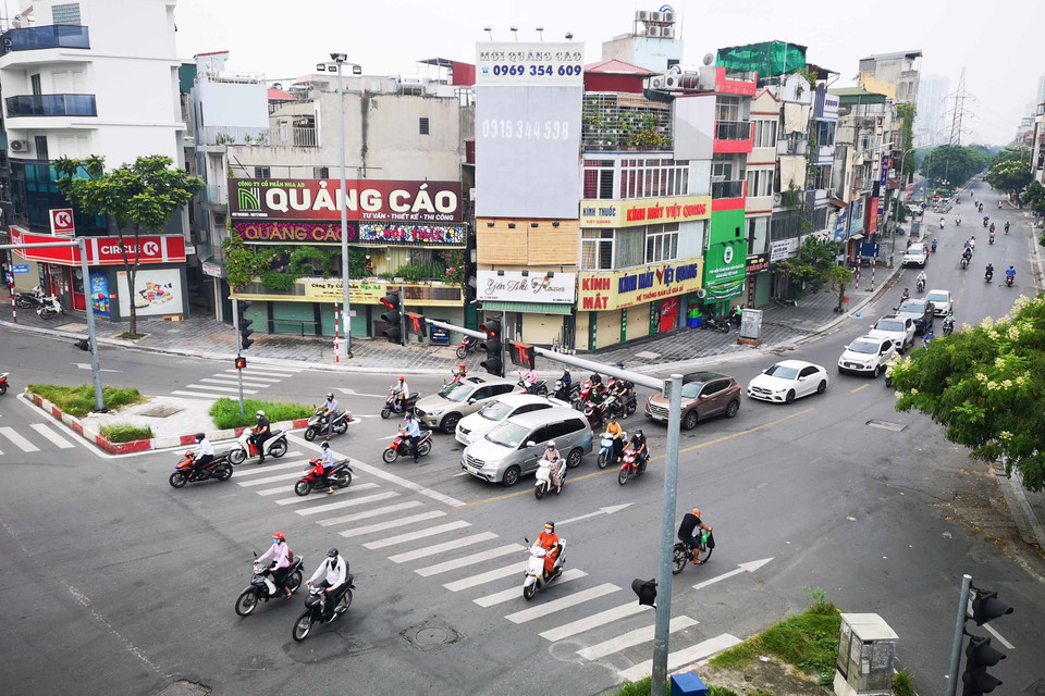 Khá đông người và phương tiện lưu thông trên phố Kim Ngưu.(Ảnh: Thanh Tùng/TTXVN)