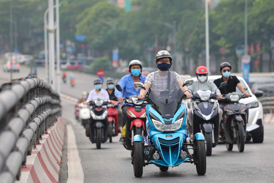 Người và phương tiện lưu thông trên phố Đại Cồ Việt. (Ảnh: Thanh Tùng/TTXVN)