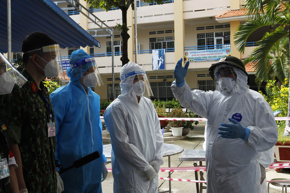 Thủ tướng Phạm Minh Chính thăm hỏi, động viên các bộ, chiến sỹ, y, bác sỹ đang khám điều trị tại khu cách ly tập trung tạm thời ở Trường THCS Thạnh Mỹ Lợi, phường Cát Lái, thành phố Thủ Đức. (Ảnh: Thanh Vũ/TTXVN)