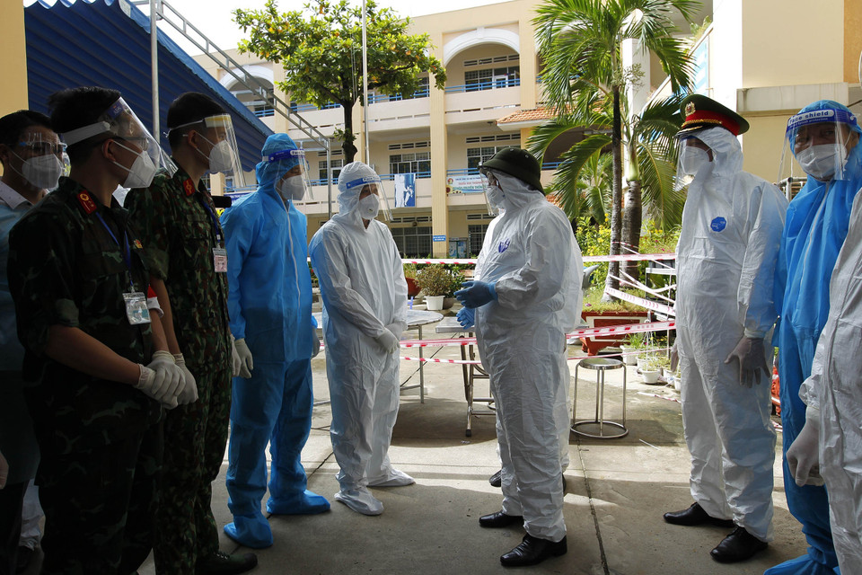 Thủ tướng Phạm Minh Chính thăm hỏi, động viên các bộ, chiến sỹ, y, bác sỹ đang khám điều trị tại khu cách ly tập trung tạm thời ở Trường THCS Thạnh Mỹ Lợi, phường Cát Lái, thành phố Thủ Đức. (Ảnh: Thanh Vũ/TTXVN)