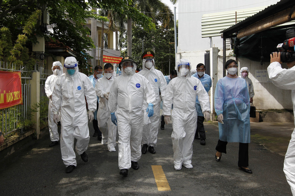 Thủ tướng Phạm Minh Chính kiểm tra công tác phòng, chống dịch COVID-19 tại phường Cát Lái, thành phố Thủ Đức. (Ảnh: Thanh Vũ/TTXVN)