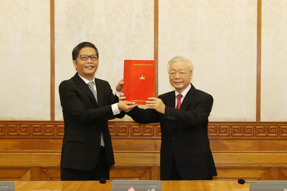 Tổng Bí thư, Chủ tịch nước Nguyễn Phú Trọng trao Quyết định phân công ông Trần Tuấn Anh, Ủy viên Bộ Chính trị, giữ chức Trưởng Ban Kinh tế Trung ương. (Ảnh : Trí Dũng/TTXVN)