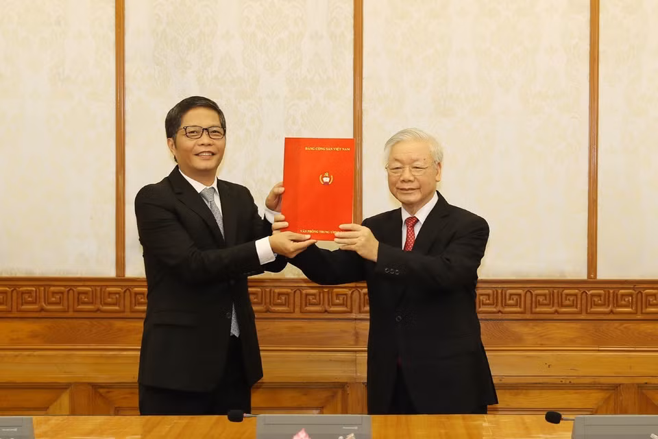 Tổng Bí thư, Chủ tịch nước Nguyễn Phú Trọng trao Quyết định phân công ông Trần Tuấn Anh, Ủy viên Bộ Chính trị, giữ chức Trưởng Ban Kinh tế Trung ương. (Ảnh : Trí Dũng/TTXVN)