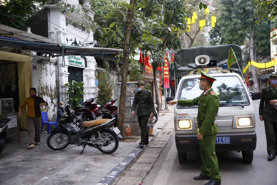 Lực lượng chức năng công an phường Hàng Mã ra quân đề nghị các hộ kinh doanh đóng cửa quán ăn đường phố, trà đá, càphê. (Ảnh: Doãn Tấn/TTXVN)