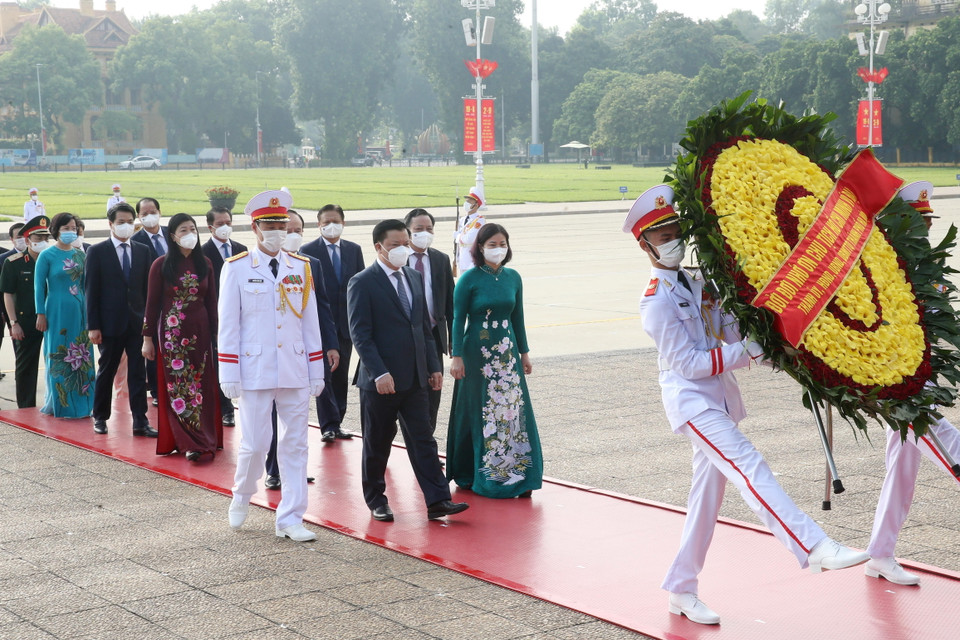Đoàn đại biểu Thành ủy, Hội đồng Nhân dân, Ủy ban Nhân dân, Ủy ban Mặt trận Tổ quốc Việt Nam thành phố Hà Nội viếng Chủ tịch Hồ Chí Minh. (Ảnh: Lâm Khánh/TTXVN)