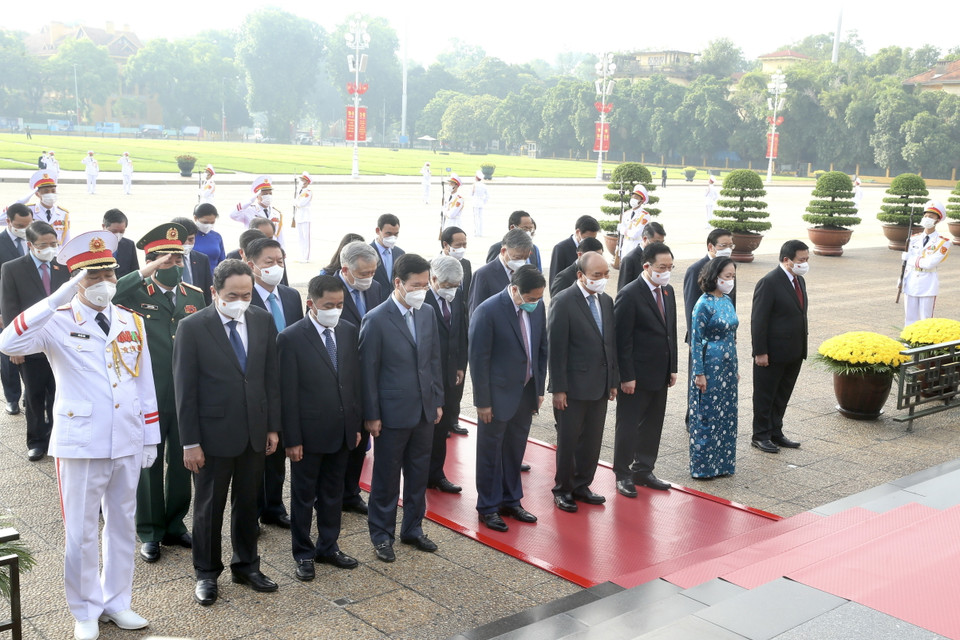 Các lãnh đạo, nguyên lãnh đạo Đảng, Nhà nước tưởng niệm Chủ tịch Hồ Chí Minh. (Ảnh: Lâm Khánh/TTXVN)