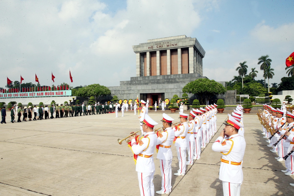 Các đoàn vào Lăng viếng Chủ tịch Hồ Chí Minh. (Ảnh: Lâm Khánh/TTXVN)