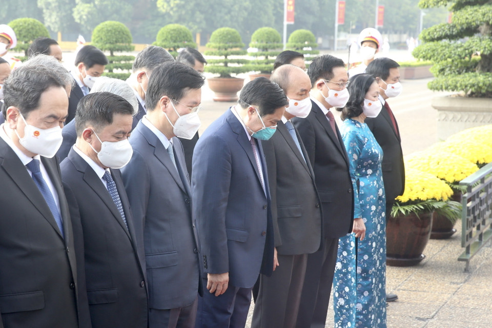 Các lãnh đạo, nguyên lãnh đạo Đảng và Nhà nước tưởng niệm Chủ tịch Hồ Chí Minh. (Ảnh: Lâm Khánh/TTXVN)