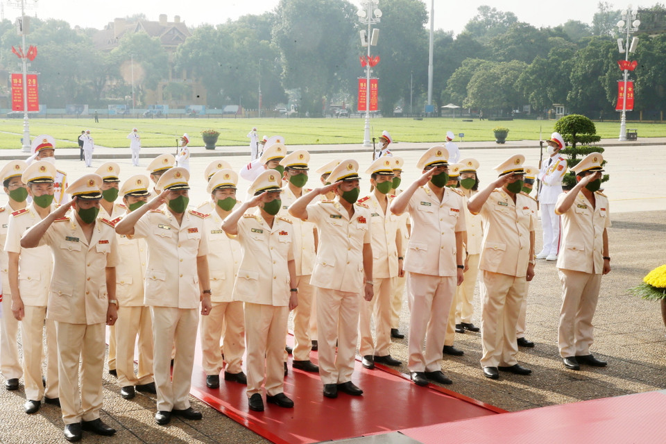 Đoàn đại biểu Đảng ủy Công an Trung ương và Bộ Công an viếng Chủ tịch Hồ Chí Minh. (Ảnh: Lâm Khánh/TTXVN)
