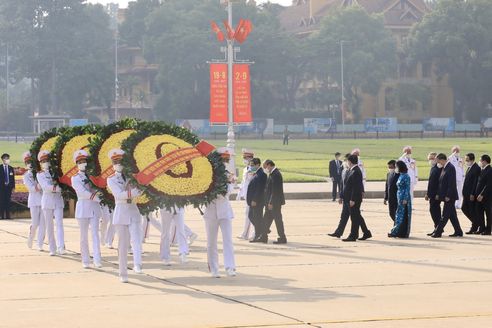 Các lãnh đạo, nguyên lãnh đạo Đảng và Nhà nước viếng Chủ tịch Hồ Chí Minh với vòng hoa mang dòng chữ 'Đời đời nhớ ơn Chủ tịch Hồ Chí Minh vĩ đại.' (Ảnh: Lâm Khánh/TTXVN)