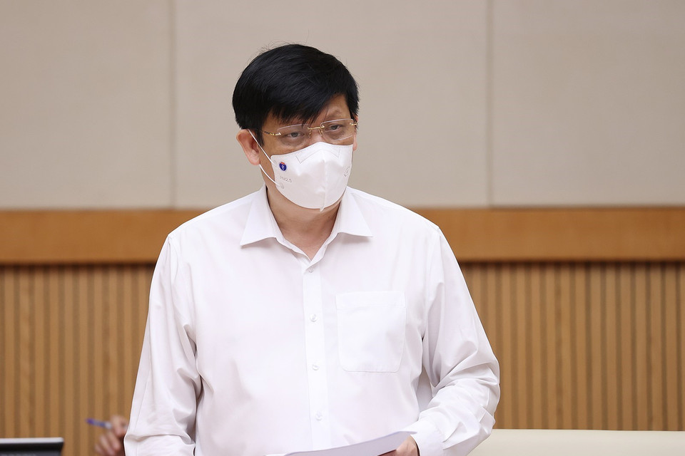 Bộ trưởng Bộ Y tế Nguyễn Thanh Long báo cáo tình hình diễn biến dịch COVID-19. (Ảnh: Dương Giang/TTXVN)