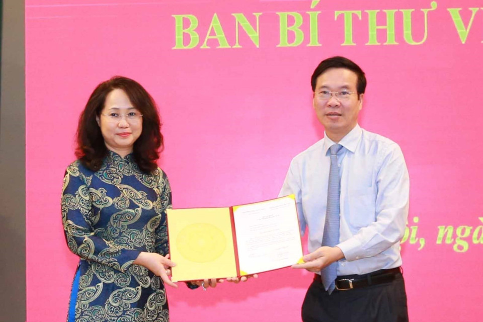 Ông Võ Văn Thưởng, Ủy viên Bộ Chính trị, Thường trực Ban Bí thư trao Quyết định của Bộ Chính trị điều động, bổ nhiệm bà Lâm Thị Phương Thanh giữ chức Phó Chánh Văn phòng Trung ương Đảng. (Ảnh: Phương Hoa/TTXVN)