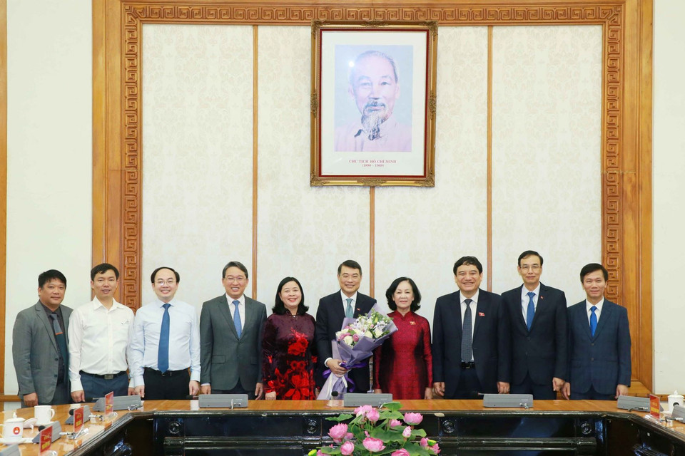 Bà Trương Thị Mai, bà Bùi Thị Minh Hoài với các lãnh đạo Văn phòng Trung ương Đảng. (Ảnh: Phương Hoa/TTXVN)