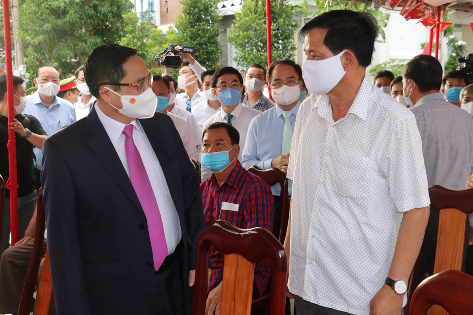 Thủ tướng Phạm Minh Chính gặp gỡ, tiếp xúc cử tri tại điểm bầu cử. (Ảnh: Ngọc Thiện/TTXVN)