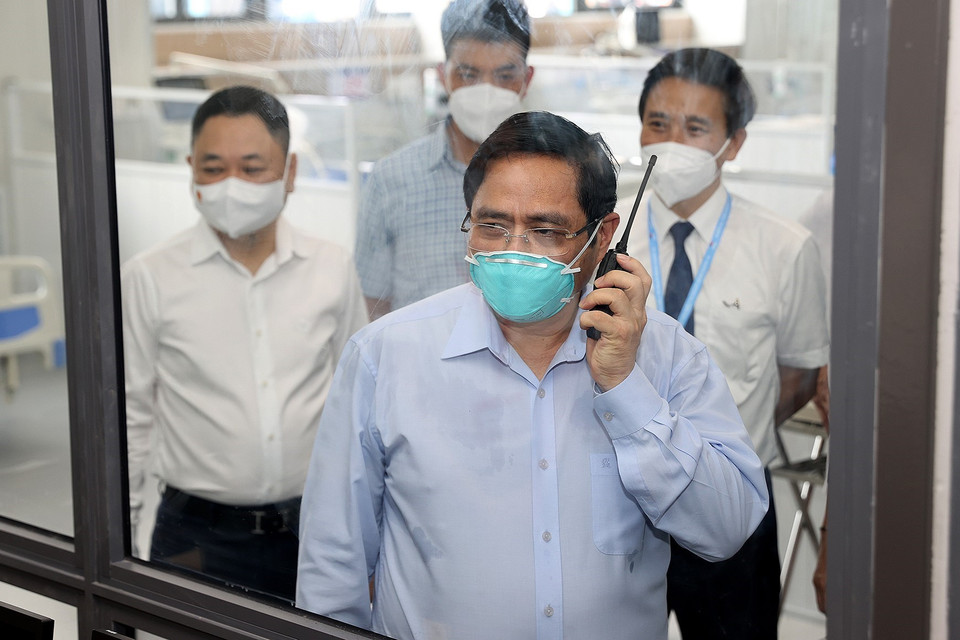Thủ tướng Phạm Minh Chính kiểm tra hệ thống trang thiết bị của Bệnh viện Điều trị người bệnh COVID-19. (Ảnh: Dương Giang/TTXVN)