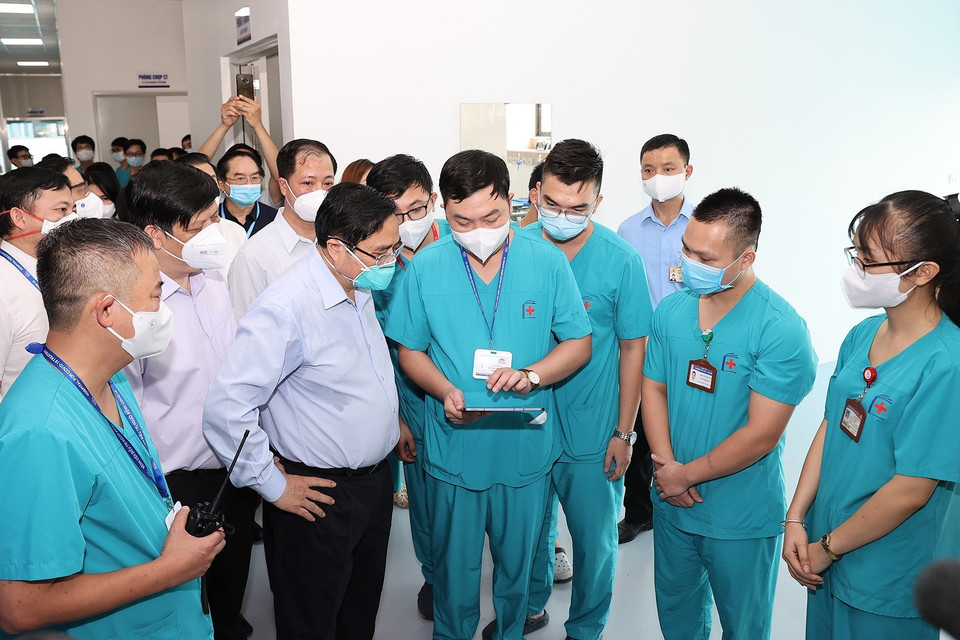 Thủ tướng trao đổi với các cán bộ tại bệnh viện. (Ảnh: Dương Giang/TTXVN)