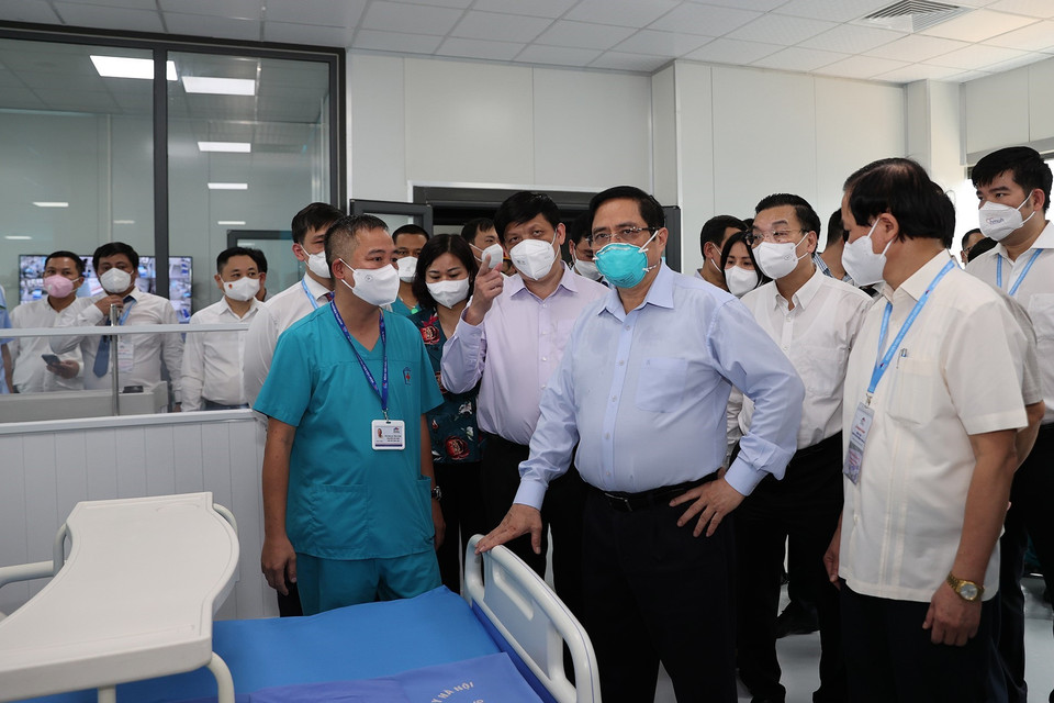 Thủ tướng Phạm Minh Chính kiểm tra Khu điều trị với các giường bệnh tiêu chuẩn và trang thiết bị y tế hiện đại.(Ảnh: Dương Giang/TTXVN)