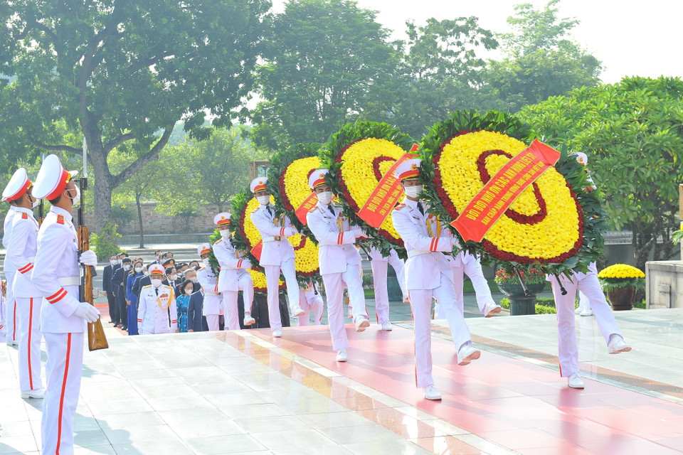 Đoàn các lãnh đạo, nguyên lãnh đạo Đảng, Nhà nước, Mặt trận Tổ quốc Việt Nam đặt vòng hoa tại Đài tưởng niệm các Anh hùng liệt sỹ. (Ảnh: Minh Đức/TTXVN)