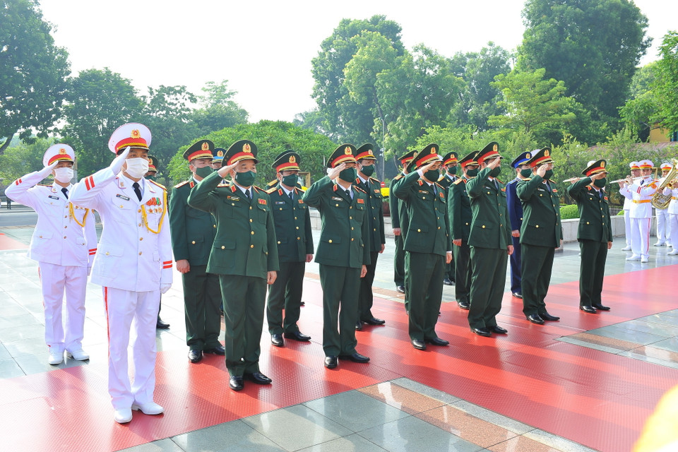 Đoàn đại biểu Quân ủy Trung ương và Bộ Quốc phòng tưởng niệm các Anh hùng liệt sỹ. (Ảnh: Minh Đức/TTXVN)