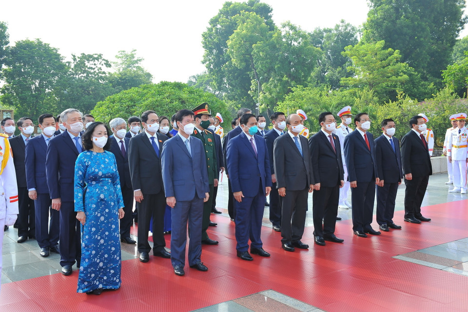 Đoàn các lãnh đạo, nguyên lãnh đạo Đảng, Nhà nước, Mặt trận Tổ quốc Việt Nam tưởng niệm các Anh hùng liệt sỹ. (Ảnh: Minh Đức/TTXVN)