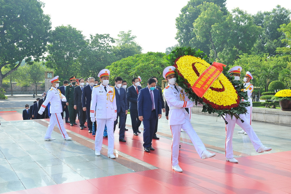 Đoàn lãnh đạo, nguyên lãnh đạo Đảng, Nhà nước, Mặt trận Tổ quốc Việt Nam đến đặt vòng hoa tại Đài tưởng niệm các Anh hùng liệt sỹ. (Ảnh: Minh Đức/TTXVN)