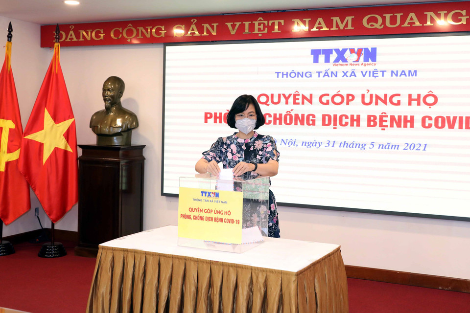  Phó Tổng Giám đốc, Chủ tịch Liên Chi hội Nhà báo TTXVN Vũ Việt Trang quyên góp, ủng hộ Quỹ phòng, chống dịch COVID-19. (Ảnh: Phạm Kiên/TTXVN)