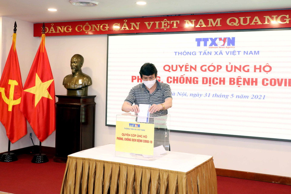 Lãnh đạo các đơn vị của TTXVN quyên góp, ủng hộ Quỹ phòng, chống dịch COVID-19. (Ảnh: Phạm Kiên/TTXVN)