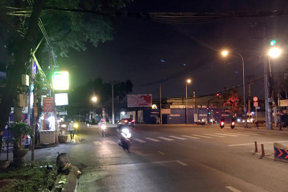 Ngã ba Tân Sơn-Quang Trung, nơi cửa ngõ kết nối quận Tân Bình với trung tâm quận Gò Vấp khá ít phương tiện lưu thông trước thời điểm Gò Vấp thực hiện giãn cách xã hội theo Chỉ thị 16. (Ảnh: Tiến Lực/TTXVN)