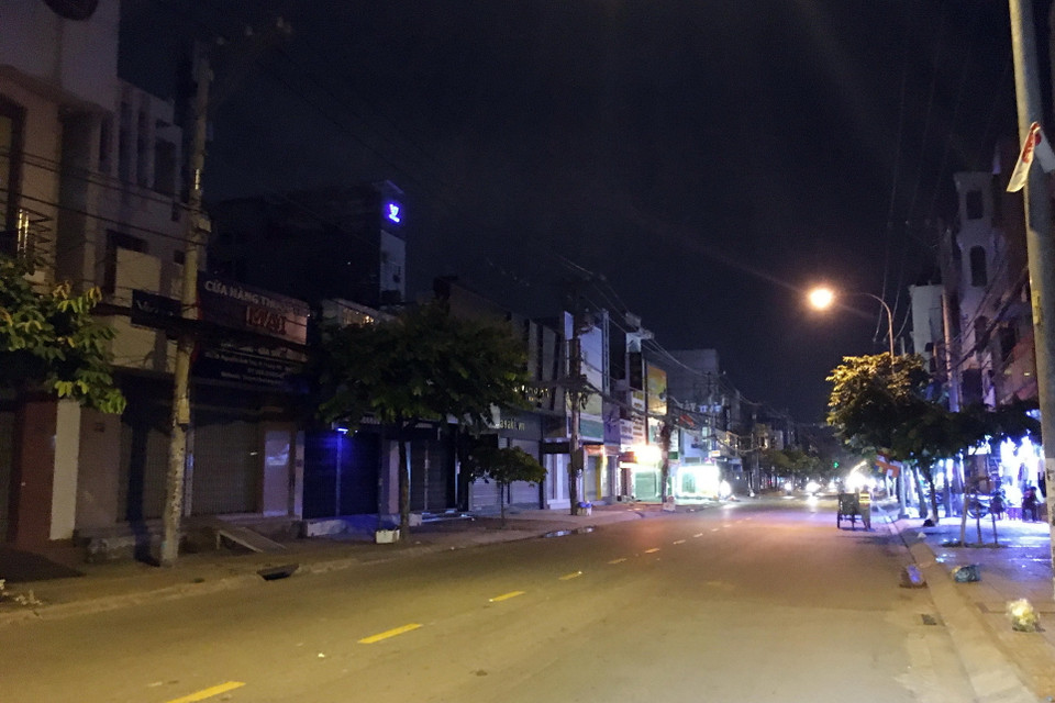 Đường Nguyễn Ảnh Thủ, tuyến đường sấm uất giữa Quận 12 và huyện Hóc Môn trở nên vắng lặng trước giờ giãn cách xã hội. (Ảnh: Tiến Lực/TTXVN)