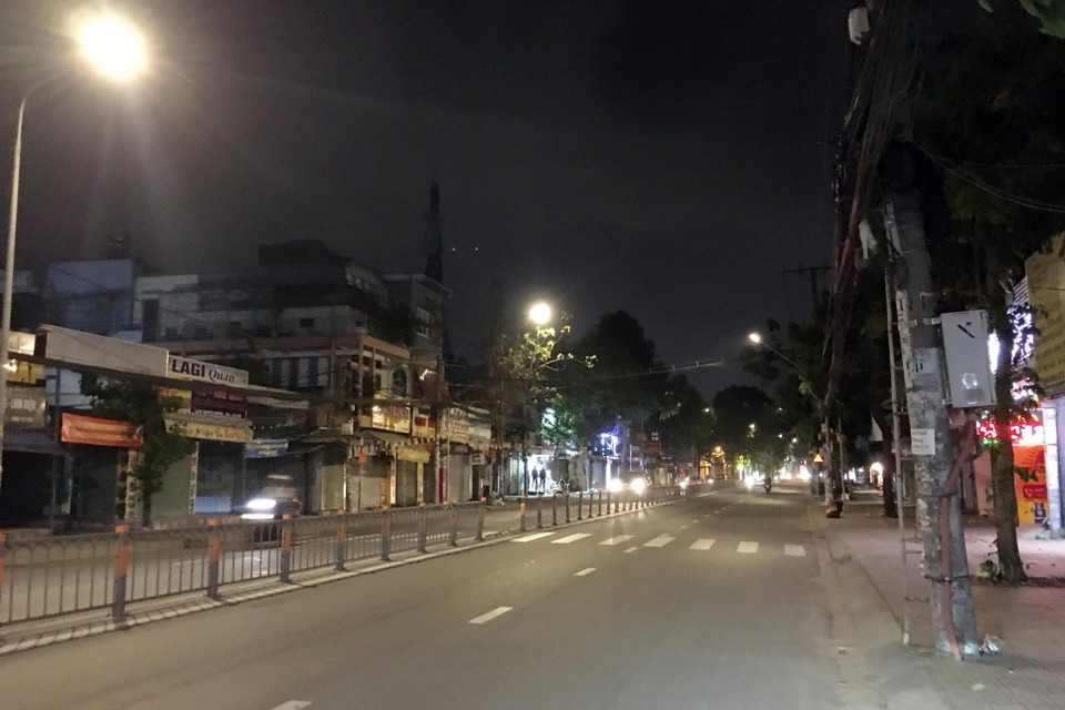 Đường Tô Ký qua huyện Hóc Môn vắng lặng trước giờ giãn cách xã hội. (Ảnh: Tiến Lực/TTXVN)