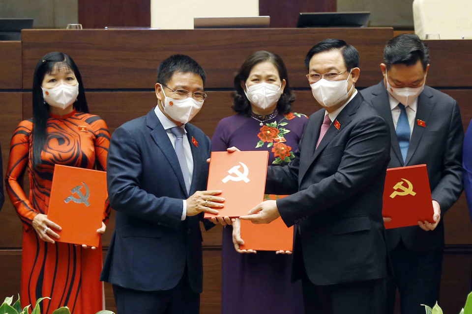 Chủ tịch Quốc hội Vương Đình Huệ trao Quyết định Tổ trưởng Tổ đảng Đoàn đại biểu Quốc hội; Nghị quyết phê chuẩn kết quả bầu Trưởng Đoàn đại biểu Quốc hội các tỉnh, thành phố. (Ảnh: Doãn Tấn/TTXVN)