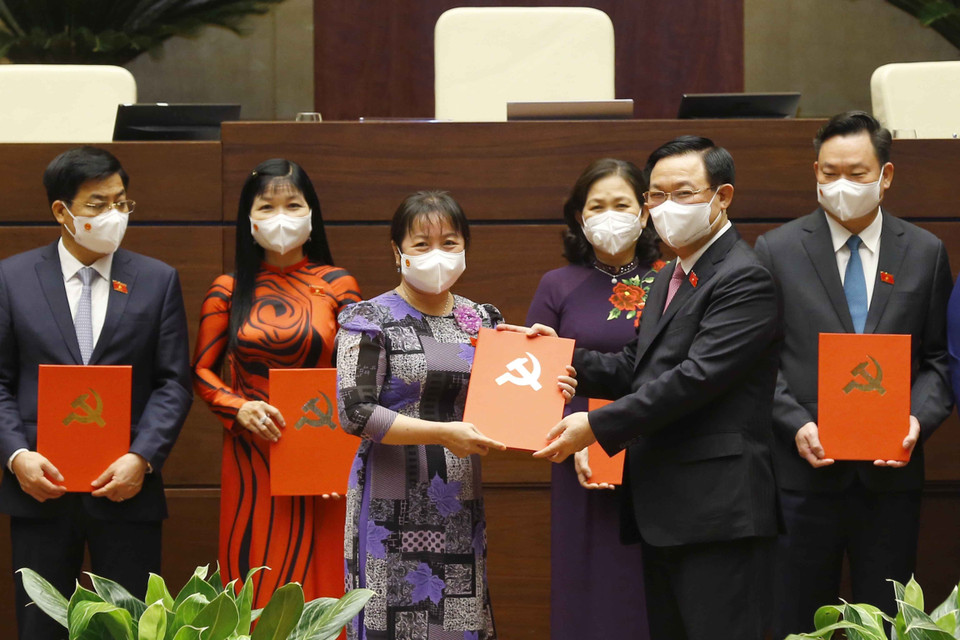 Chủ tịch Quốc hội Vương Đình Huệ trao Quyết định Tổ trưởng Tổ đảng Đoàn đại biểu Quốc hội; Nghị quyết phê chuẩn kết quả bầu Trưởng Đoàn đại biểu Quốc hội các tỉnh, thành phố. (Ảnh: Doãn Tấn/TTXVN)