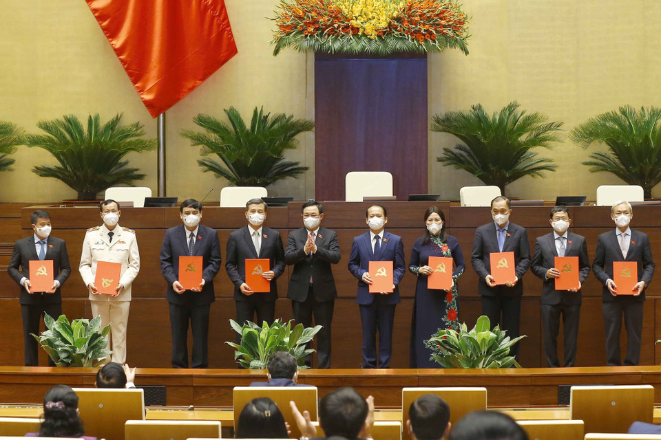 Chủ tịch Quốc hội Vương Đình Huệ trao Quyết định về việc thành lập Tổ đảng và chỉ định Tổ trưởng Tổ Đảng ở Thường trực Hội đồng Dân tộc, các Ủy ban của Quốc hội. (Ảnh: Doãn Tấn/TTXVN)