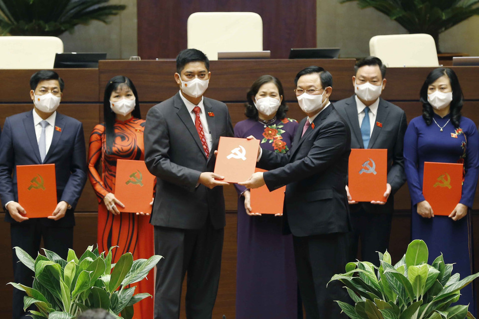 Chủ tịch Quốc hội Vương Đình Huệ trao Quyết định Tổ trưởng Tổ đảng Đoàn đại biểu Quốc hội; Nghị quyết phê chuẩn kết quả bầu Trưởng Đoàn đại biểu Quốc hội các tỉnh, thành phố. (Ảnh: Doãn Tấn/TTXVN)