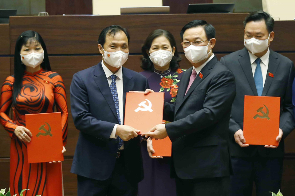 Chủ tịch Quốc hội Vương Đình Huệ trao Quyết định Tổ trưởng Tổ đảng Đoàn đại biểu Quốc hội; Nghị quyết phê chuẩn kết quả bầu Trưởng Đoàn đại biểu Quốc hội tỉnh Hà Tĩnh. (Ảnh: Doãn Tấn/TTXVN)