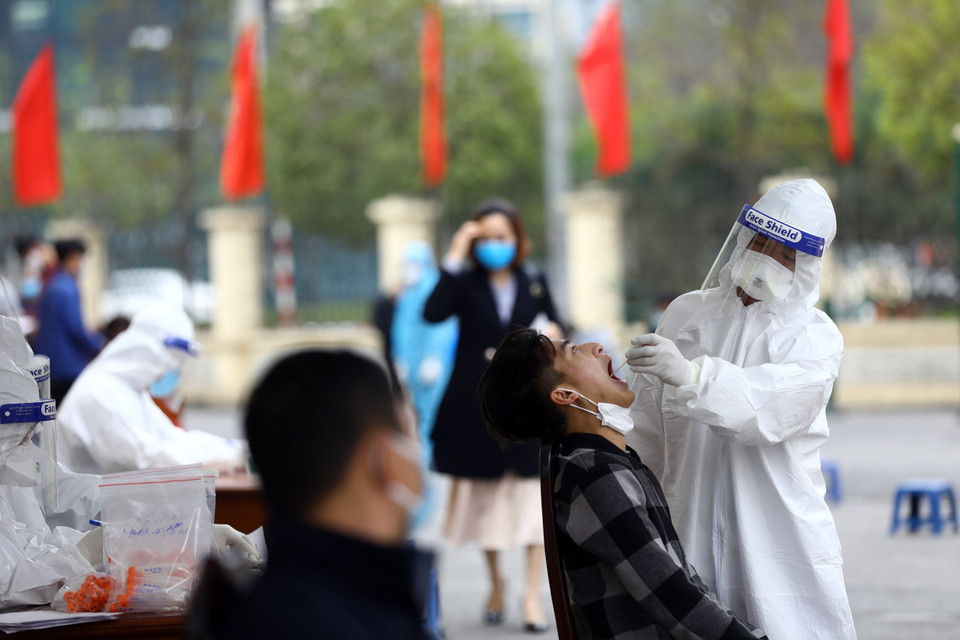 Lấy mẫu xét nghiệm cho người dân trên địa bàn phường Yên Hòa (Cầu Giấy). (Ảnh: Huy Hùng/TTXVN)