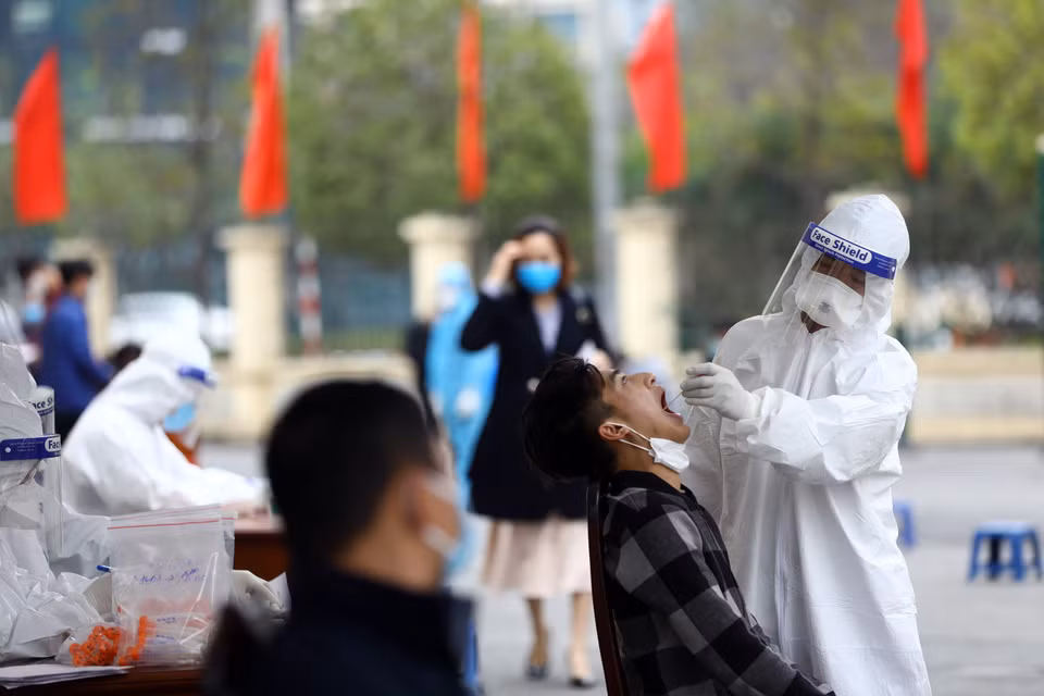 Lấy mẫu xét nghiệm cho người dân trên địa bàn phường Yên Hòa (Cầu Giấy). (Ảnh: Huy Hùng/TTXVN)