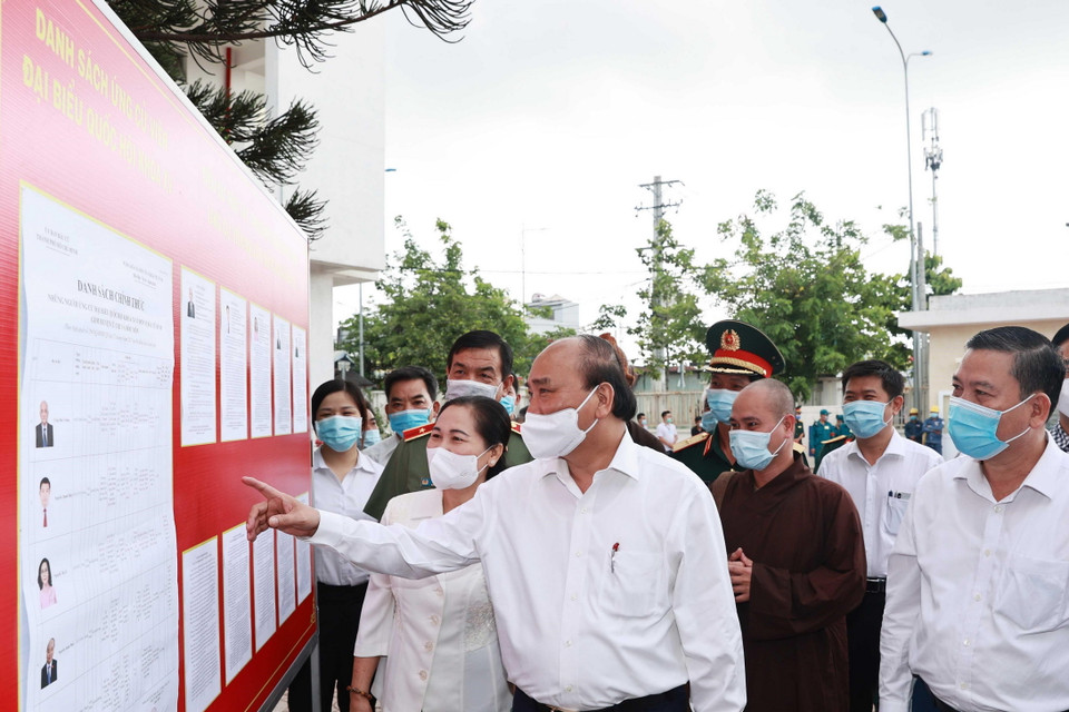 Chủ tịch nước Nguyễn Xuân Phúc xem danh sách các ứng cử viên đại biểu Quốc hội được niêm yết tại xã Trung Chánh, huyện Hóc Môn ngày 10/5. (Ảnh: Thống Nhất/TTXVN)