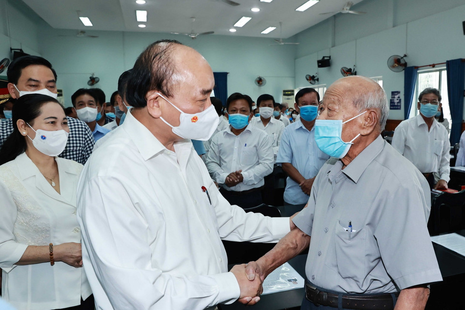 Chủ tịch nước Nguyễn Xuân Phúc tiếp xúc cử tri là đại diện các giới, tổ chức, doanh nghiệp và xã Trung Chánh, huyện Hóc Môn ngày 10/5. (Ảnh: Thống Nhất/TTXVN)