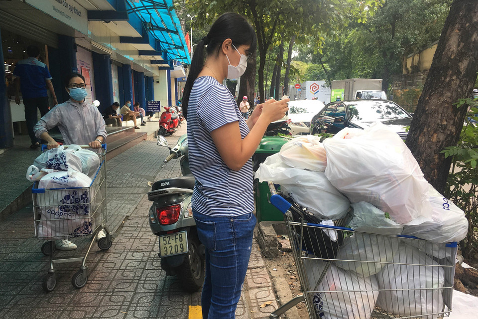 Mua sắm tại siêu thị Co.op mart Nguyễn Đình Chiểu, Quận 3 trước giờ thực hiện giãn cách theo Chỉ thị 16 của Thủ tướng Chính phủ. (Ảnh: Thanh Vũ/TTXVN)